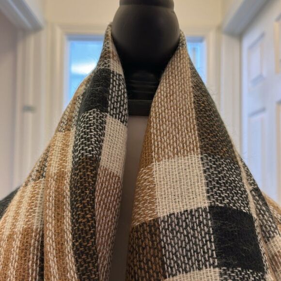 ModCloth Plaid Blanket Scarf Wrap Womens Raw Hem Fringe Minimalist Neck Warmer - Picture 3 of 9